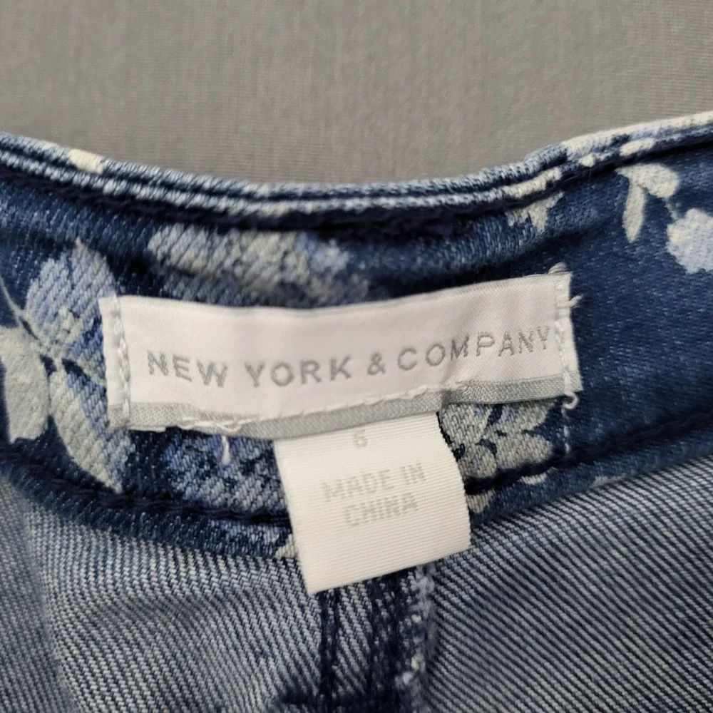 New‎ York & Company Womens Blue Floral Denim Cuffed Shorts Sz 6 Mid Rise Stretch